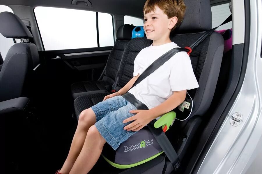 С какого возраста перевозят детей в бустере. Детский бустер для автомобиля. Детское кресло в машину. Детский ремень безопасности в машину. Детское сиденье бустер.