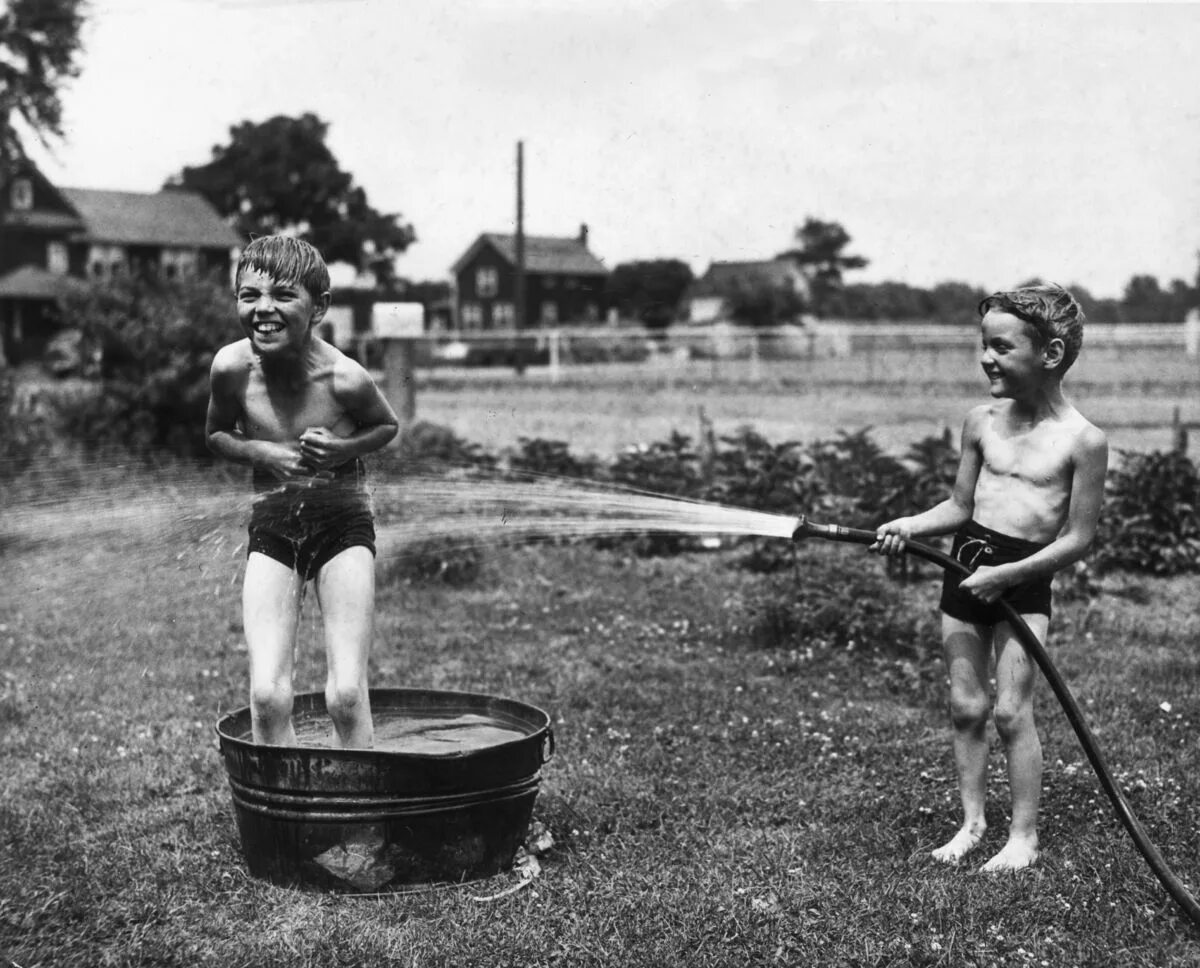 Vintage youngest boys. Купание советских детей. Семейный натуризм ретро. Натуристское воспитание. Ретро нудизм в деревне.