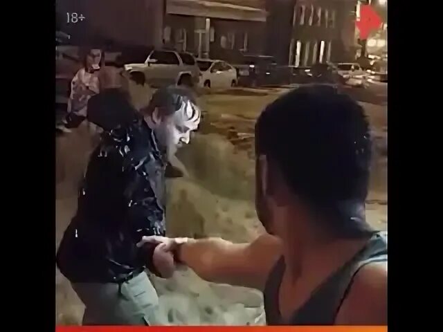 Парень спас девушку