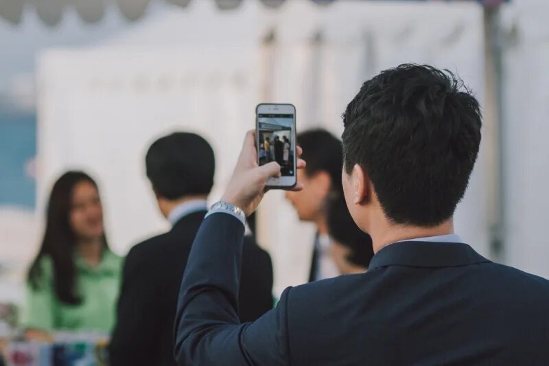 Как называется человек который фоткает. Человек фотографирует на телефон. человек со смартфоном. человек фотографирует в магазине. люди на совещании с телефонами.