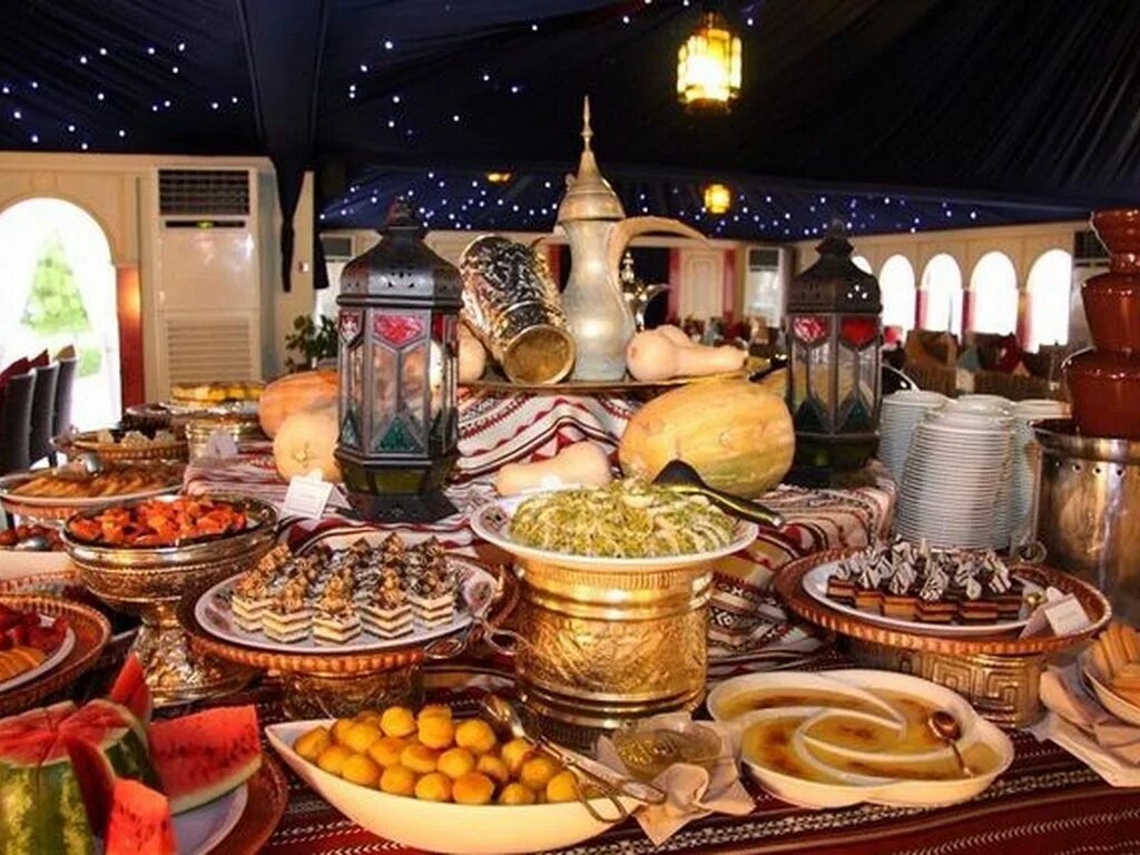 Ужин у мусульман. Ифтар Тунис. Ramadan ифтар. Традиционная мусульманская еда. Праздничный стол на Рамадан.