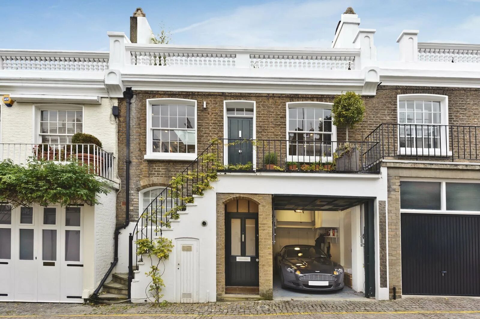 Многоэтажный дом на английском. London houses. London houses. Лаудер хаус лондон снаружи. Ричмонд город англия.