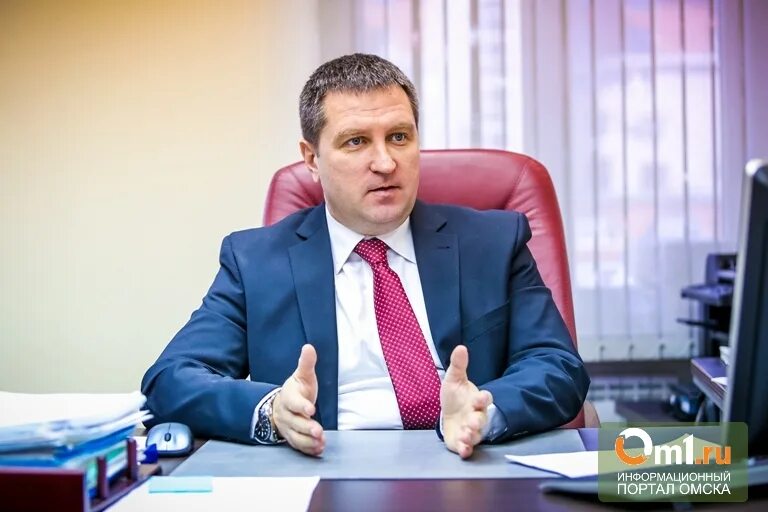 Он управляющий банка. Он управляющий банка