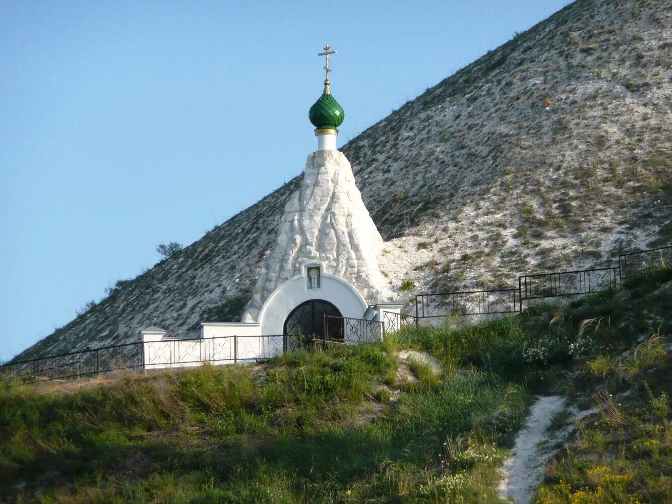Пещерный храм в костомарово. Костомаровский женский монастырь воронежской. Гора голгофа. Костомаровский женский монастырь воронежской. Воронеж святые места.