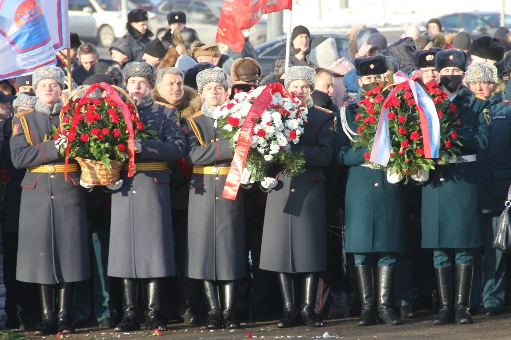 Церемонии возложения цветов город Бердск. Церемония возложения цветов. Возложение цветов в парке интернационалистов Санкт-Петербург. Возложение цветов в Кронштадте. Где можно возложить цветы в спб