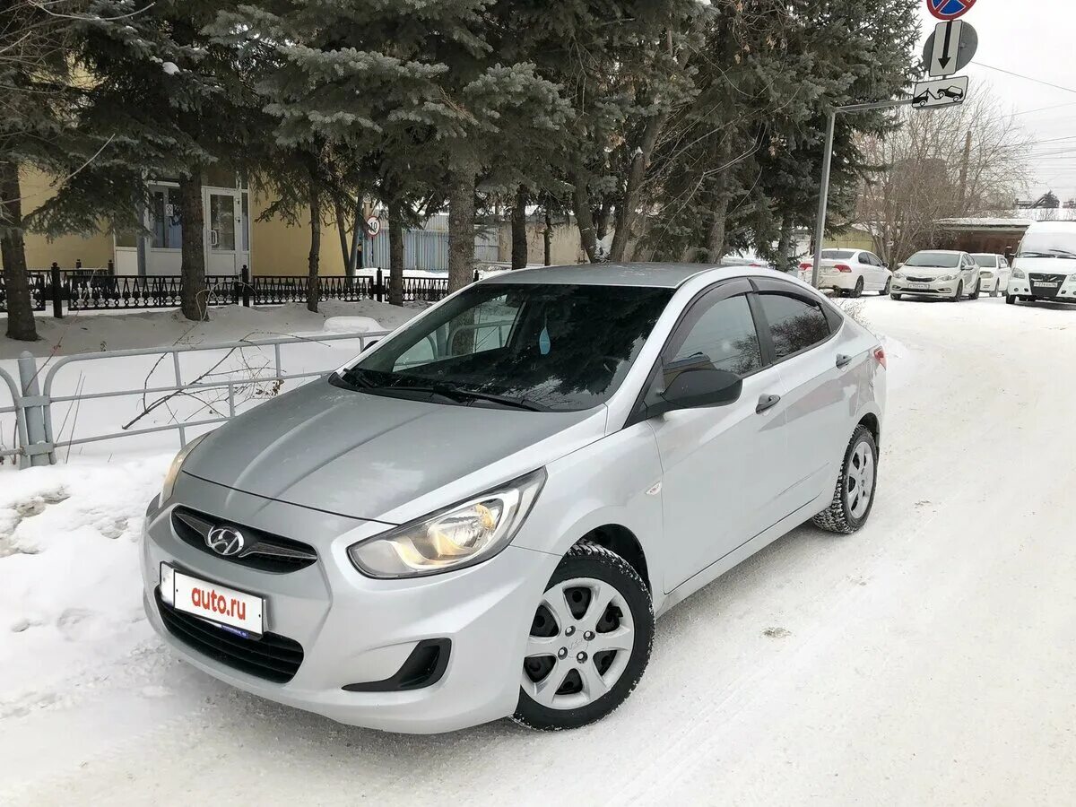 Серебристый седан Hyundai Solaris i Рестайлинг 1.4 at (107 л.с.). Хендай 529.