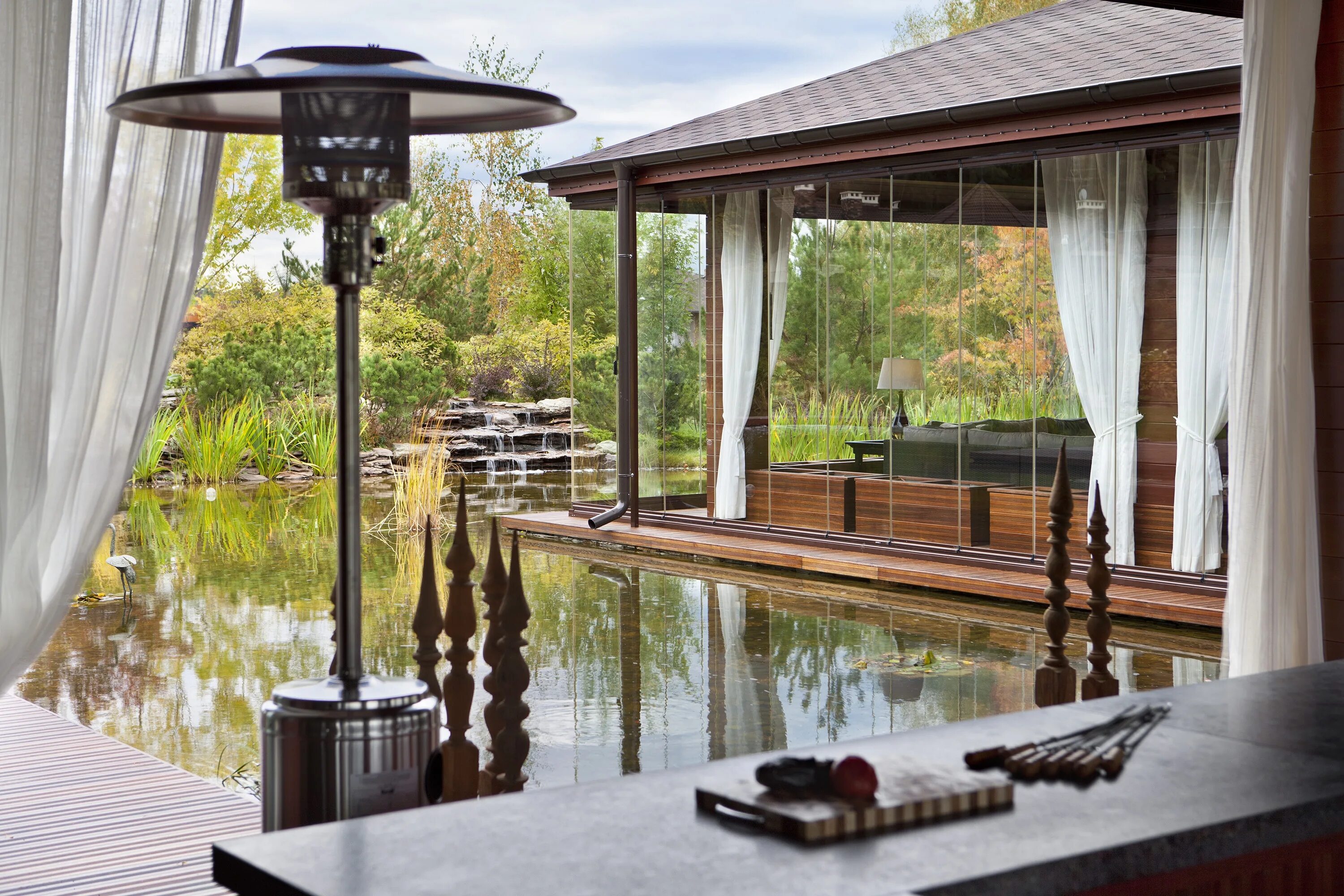 Веранда на воде. Беседка у пруда. Плавучая веранда. Веранда на воде. Lake flato architects.
