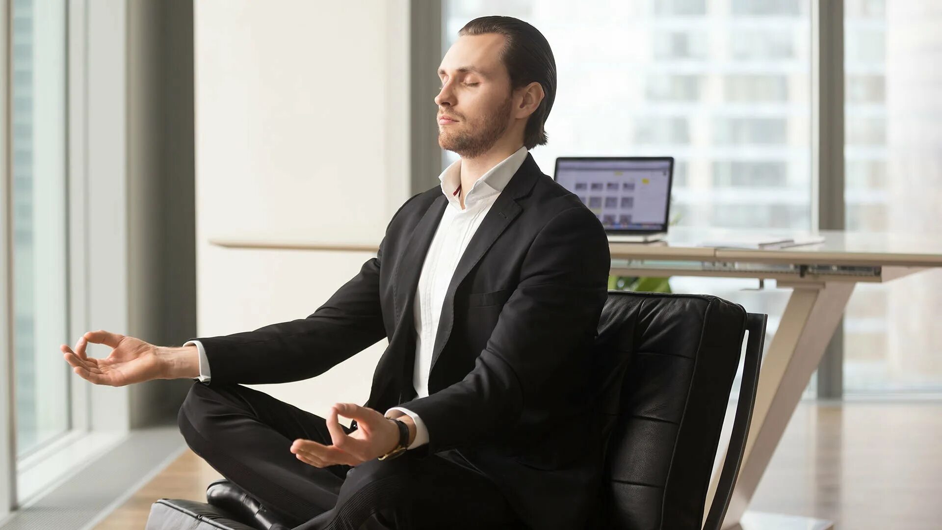 Фотография успешного человека. Мужчина бизнесмен. Успешный мужчина. Бизнесмен медитирует. Медитация бизнесмен.