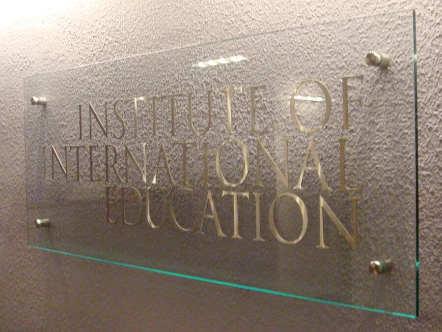 Режимная вывеска на стекле. Прозрачная наклейка на дверь. Табличка на стеклянную дверь. Часы работы буква. Таблички на входную дверь офиса.