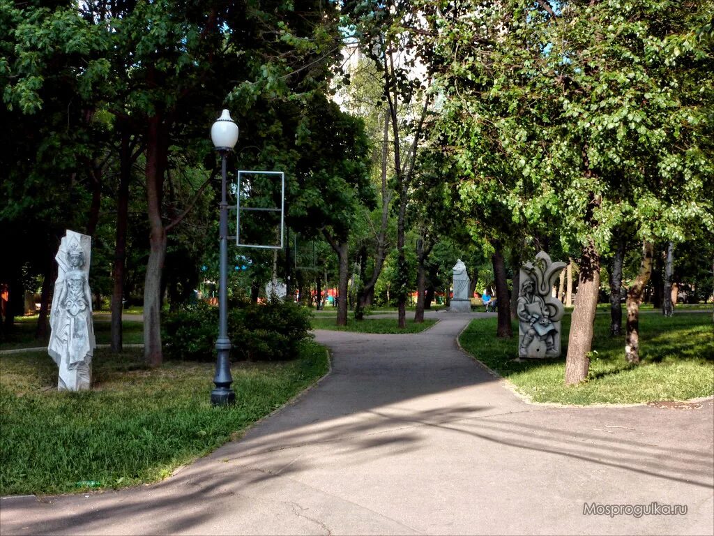 москва сквер бажова самоцветы. сквер бажова скульптуры. московский сквер памятник бажова. сквер бажова в ростокино зимой. сквер бажова в москве.