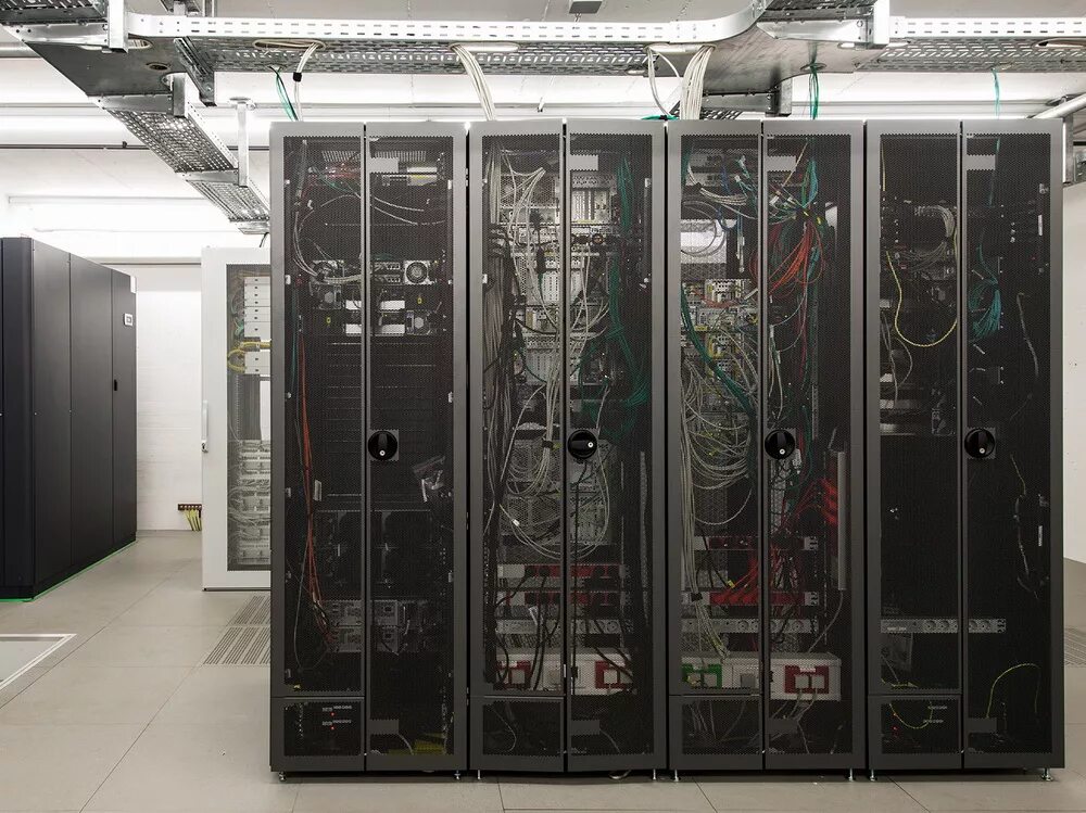 Серверная 1080 ti цод. 13 сервер блэк. Серверная комната. 13 сервер блэк. Компьютерный корпус lian li pc-d8000b black.