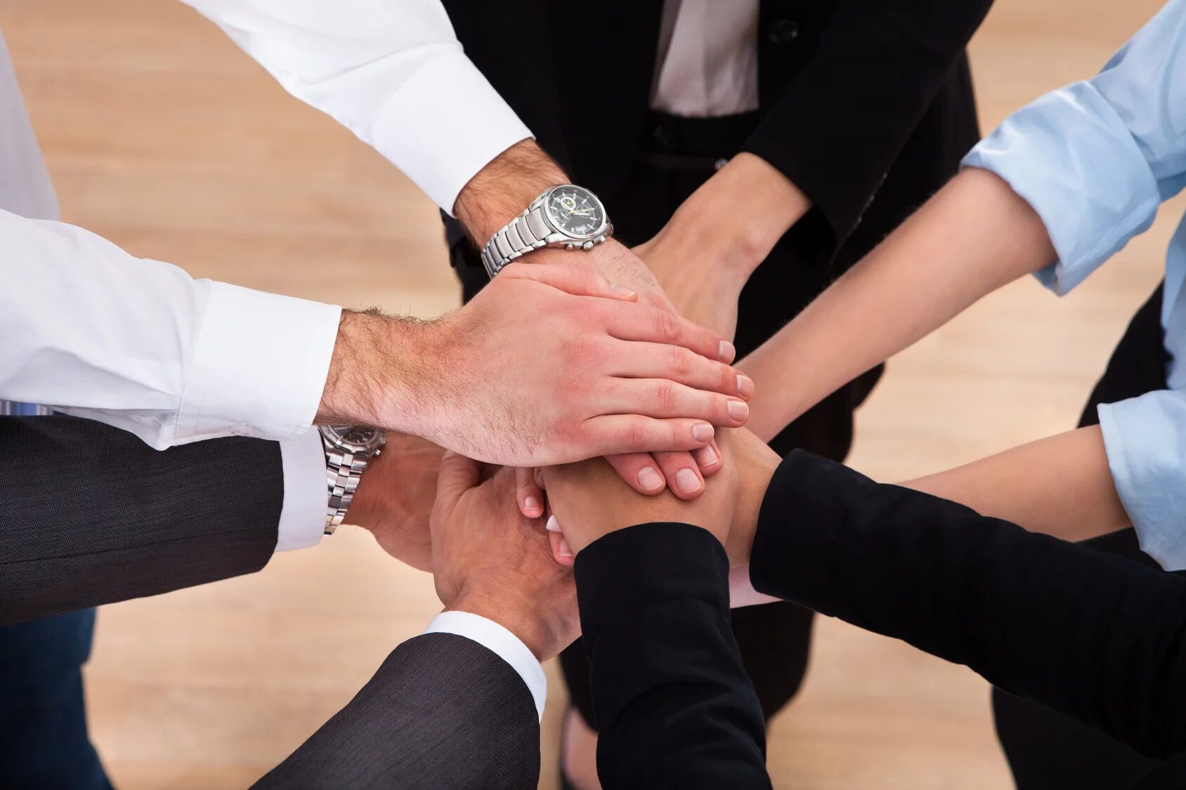 Мужчина и женщина за руки. Рука в руке. Июнь руки соединились. Рукопожатие детей. Счастливая молодежь.