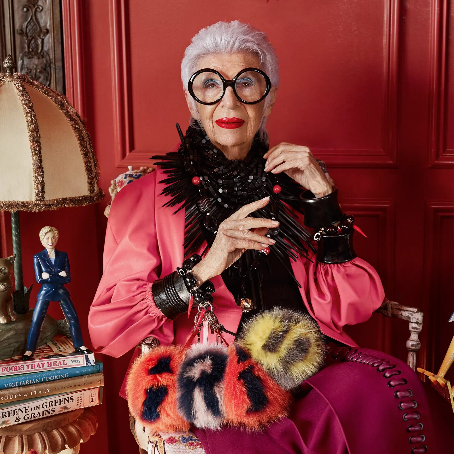 Iris apfel. Айрис Апфель. Айрис Апфель стиль. Модельер Айрис Апфель. Айрис баррель Апфель.