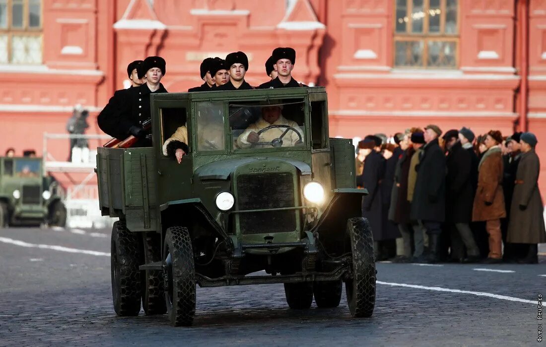 Парад 7 ноября 1941. Парад на красной площади 1941. Парад на красной площади 7 ноября 1941. Парад 7 ноября 1941 фото. Где проходил военный парад 7 ноября 1941