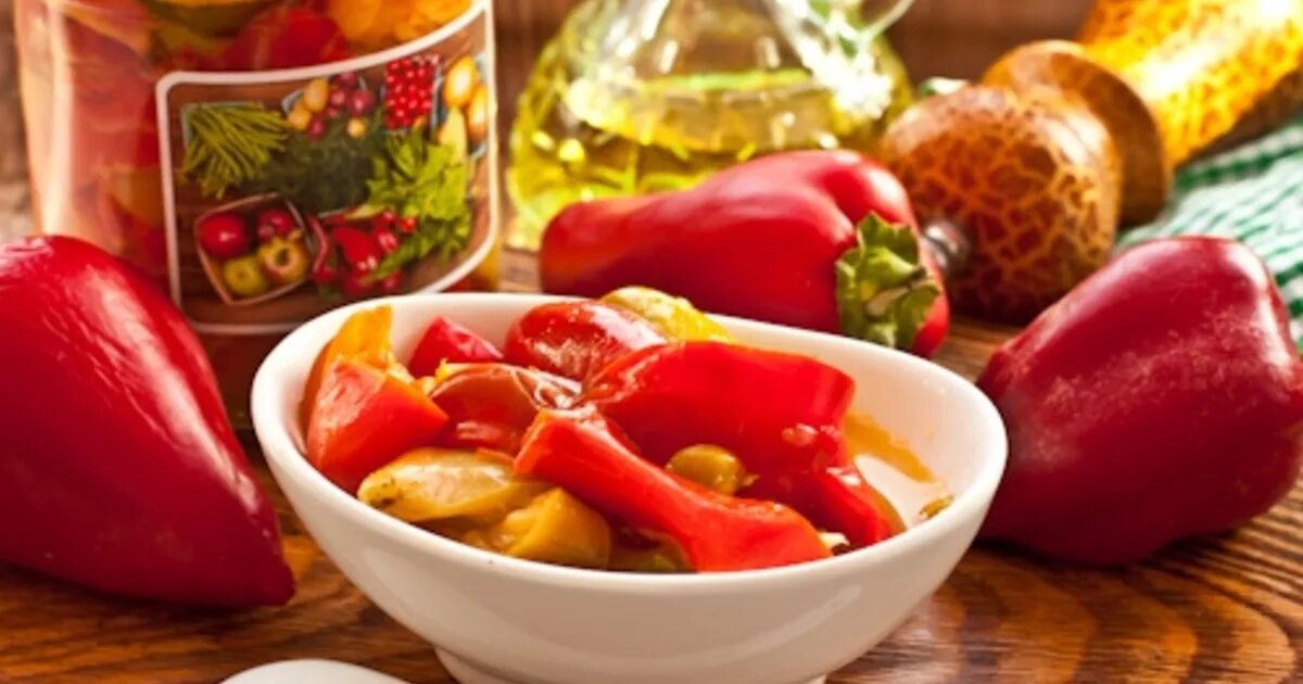 Перец с яблочным уксусом и медом. Маринованный перец. маринованные перчики. перец маринованный в масле.