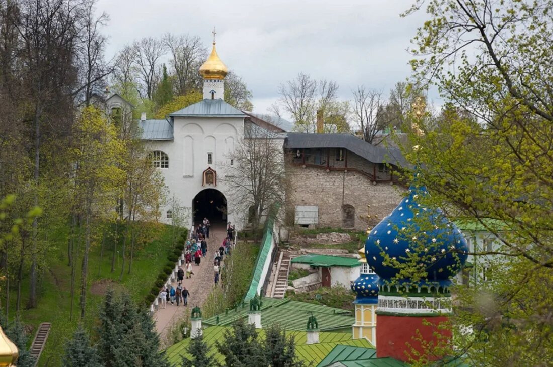 Псково печерский монастырь печоры псковская область. Свято-Успенский Псково-Печерский монастырь в Псковской области. Печорский монастырь Псковская область. Псково-Печёрский монастырь (г. Печоры). Успенский Псково-Печерский мужской монастырь.