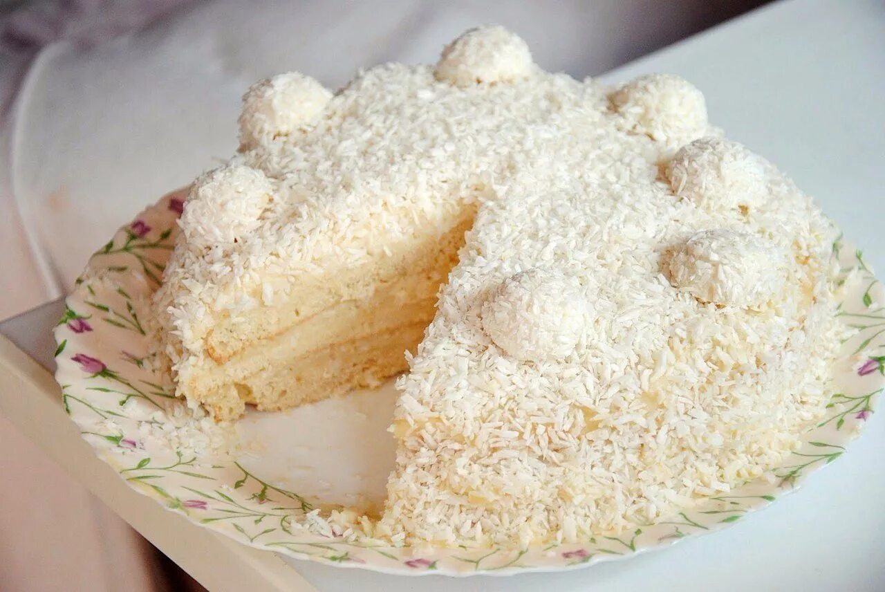 День кокосового торта. Торт Рафаэлло Наполеон. Кокосовый торт Рафаэлло. Торт Рафаэлло с безе. Торт Рафаэлло с кокосовой стружкой.