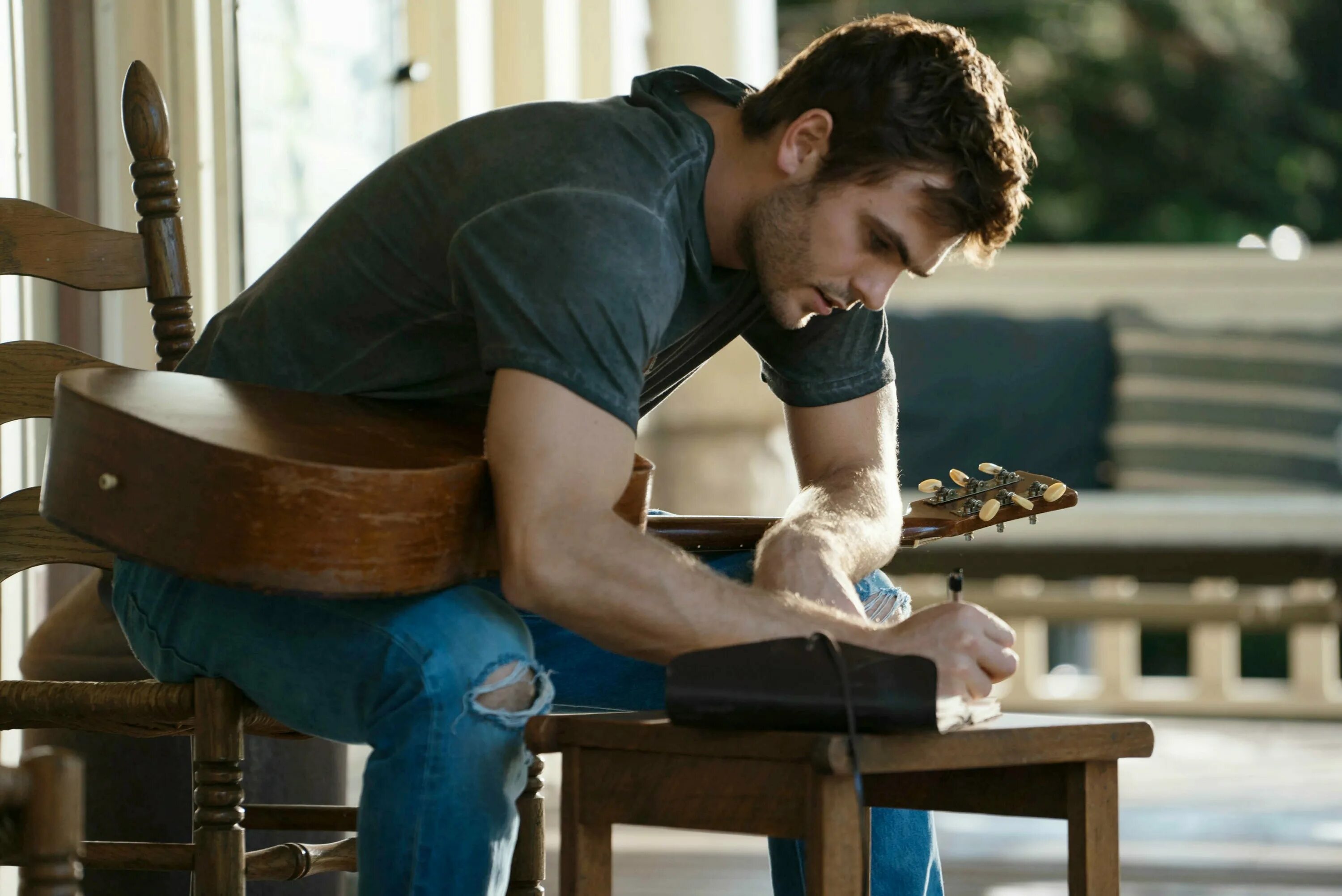 девушки в фильмах играют мужчин. девушки в фильмах играют мужчин. фильм про музыканта и девушку. влюбленные. бильярд девушки и парни.