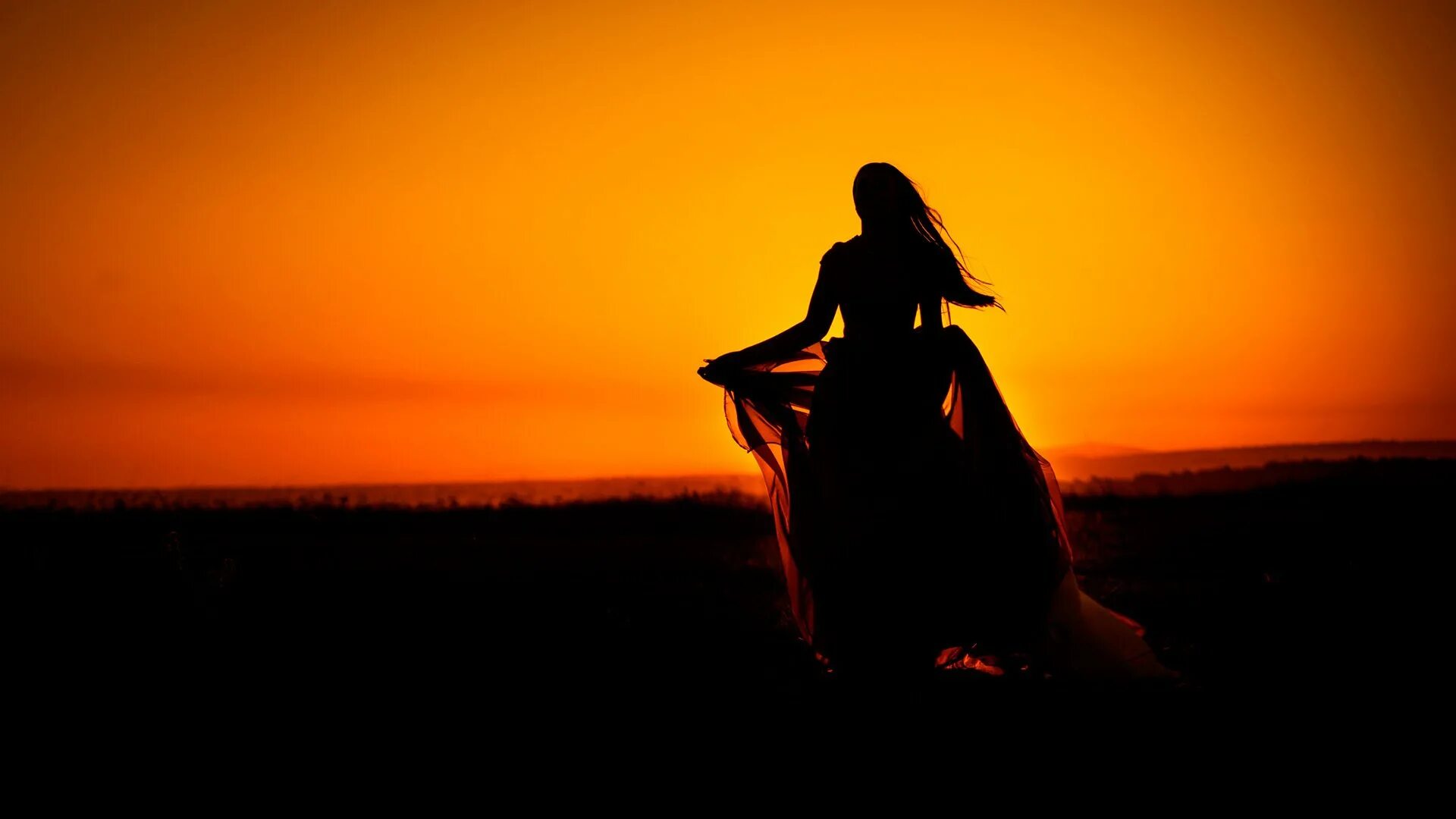 Красивый силуэт женщины. Силуэт девушки со. Красивые силуэты. Девушка в платье на закате. Силуэт девушки со спины.