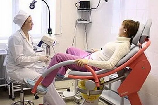 Женщина на гинекологическом. Гинекологическое обследование девочек-подростков. Медицинские процедуры. Гинекологическое обследование. Обследование у гинеколога.