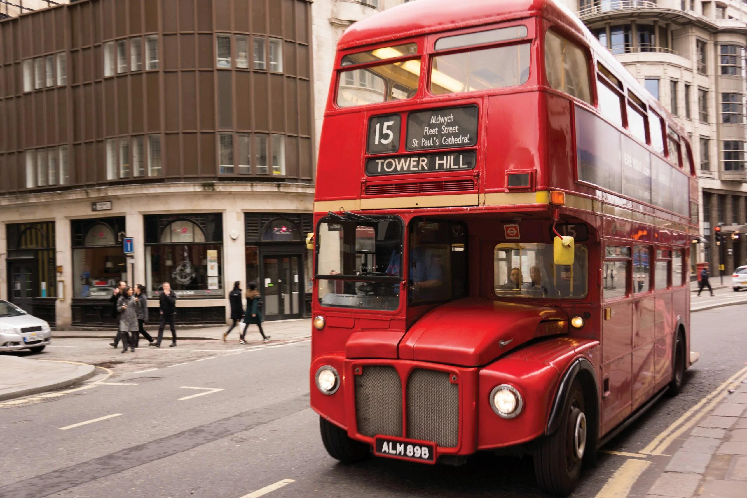Двухэтажный автобус Рутмастер. Рутмастер Лондон. Лондонский даблдекер. Красный двухэтажный автобус в Лондоне.