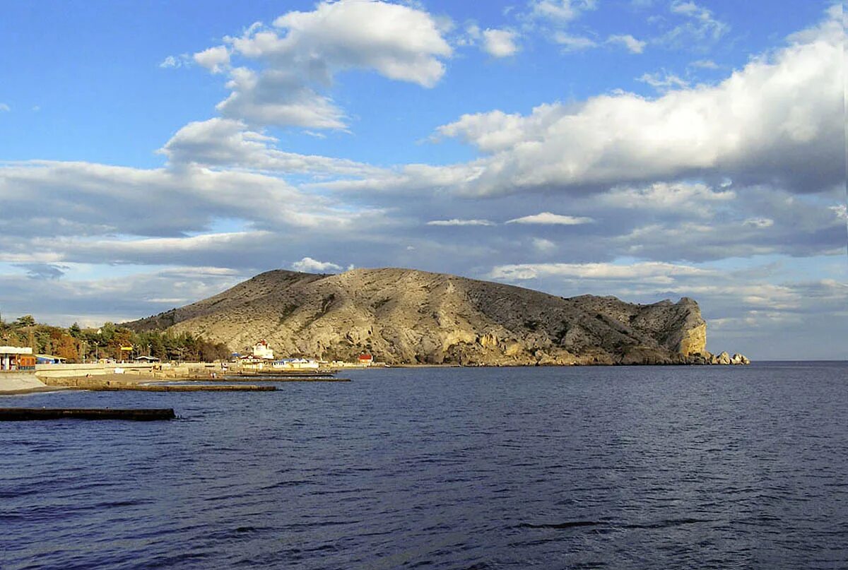 Заповедное урочище алчак-кая. Алчак-кая судак гора. Гора алчак в судаке. Грот алчак кая. Алчак-кая судак гора.