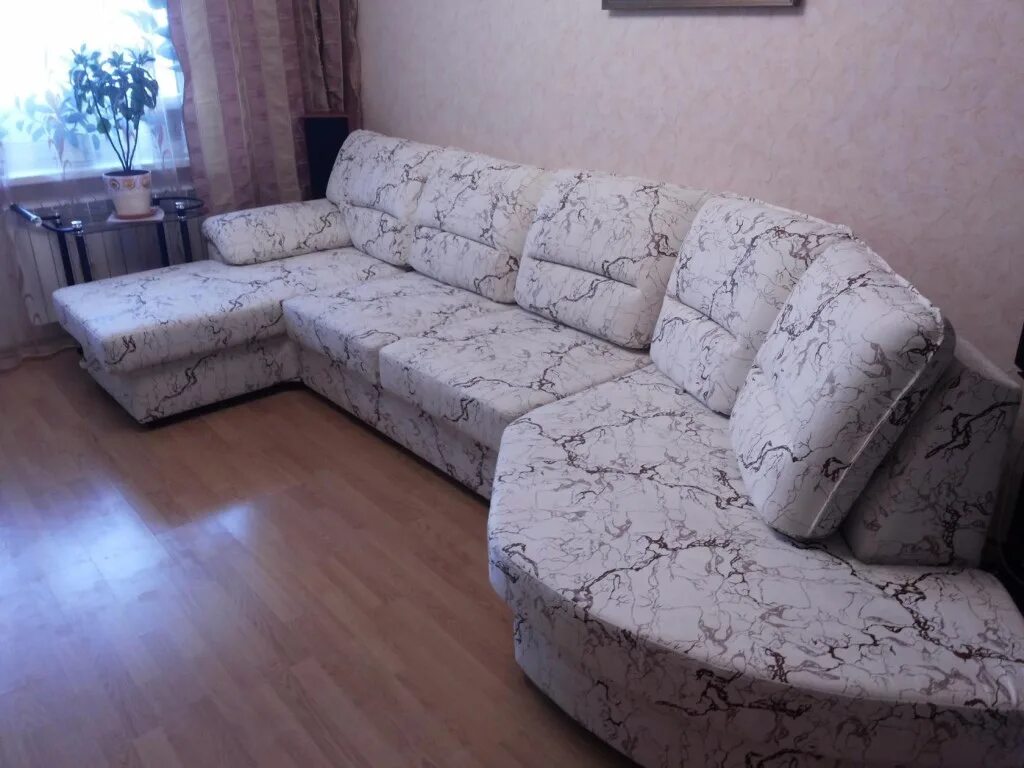 Реконструкция дивана. Диван после перетяжки. Диваны ремонт стоит. Обивка дивана. Обтяжка мебели.