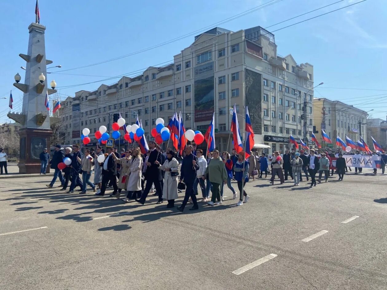 Митинг в чите. Шествие 1 мая. Колонна на 1 мая. Шествие рабочих. Митинг 1 мая.