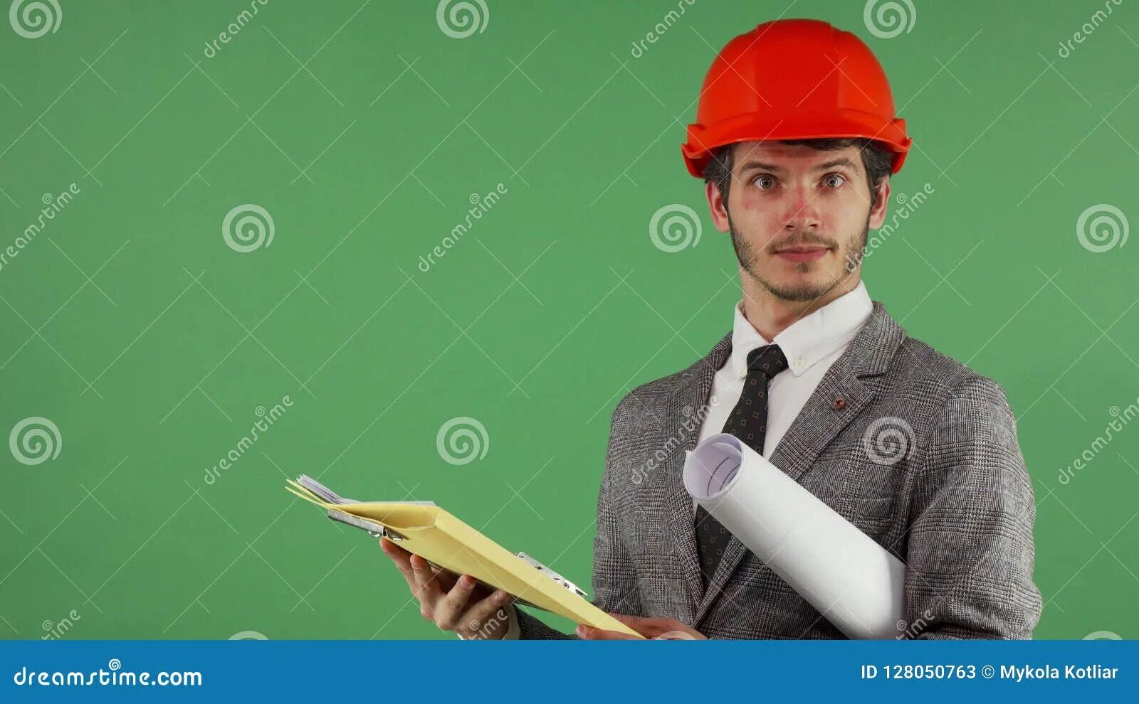 Инженер на заводе. Проблемы инженера. Работник в каске. Трудности у инженера. Инженерная этика.