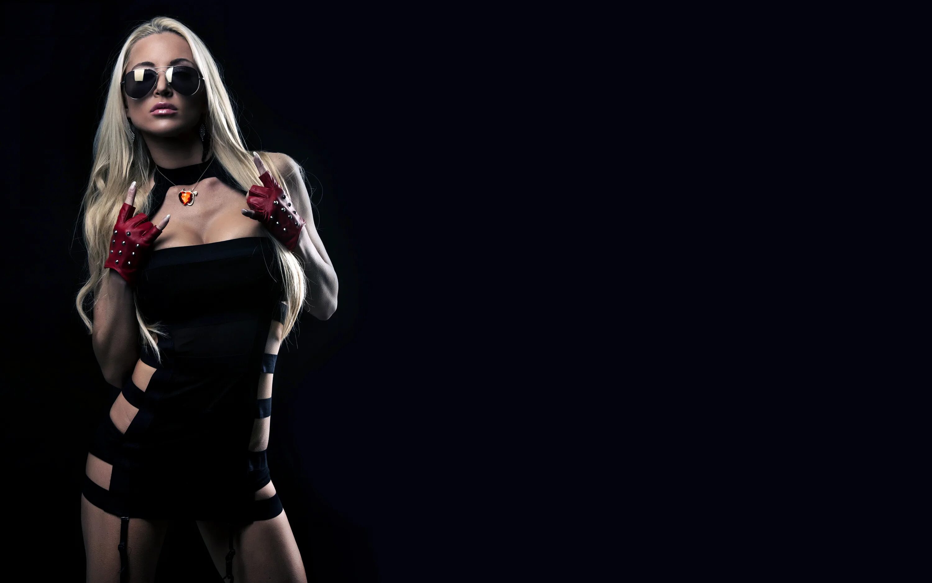 Женщина на черном фоне. Вертикальные темные обои девушки. Черный фон обои. Женский силуэт на темном фоне. Вертикальные темные обои девушки.