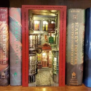 Книги дома в шкафу