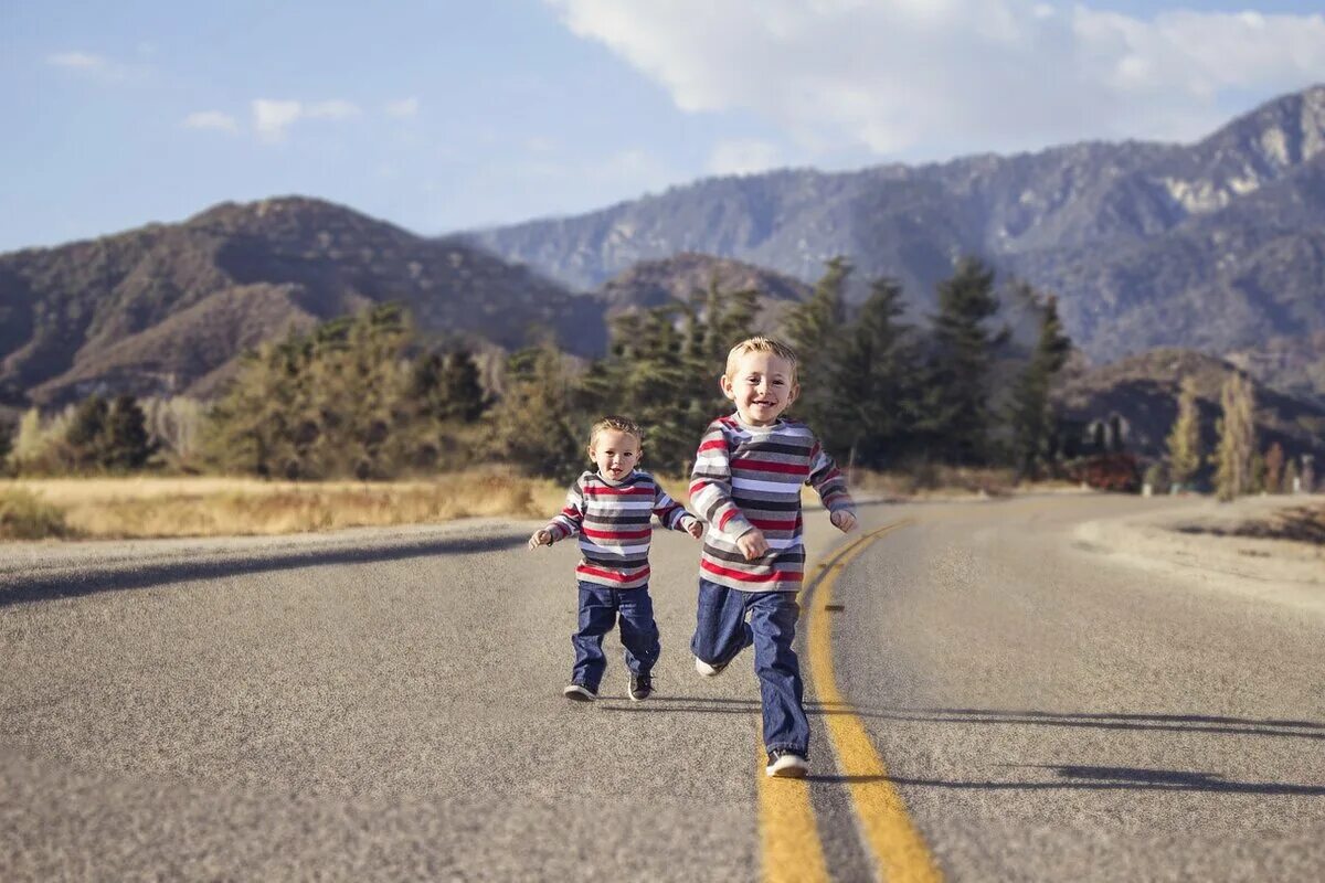 Ту у дорога дети. Дети на дороге. Дети на дороге летом. Мальчик на дороге. Дети играющие на дороге.
