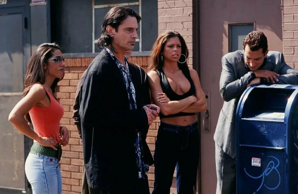 Джованни рибизи мафиози. Пересечение 10 и вульф. Пересечение десятой и вульф фильм. Пересечение 10 и вульф. Фильм пересечение 10-й и вульф.