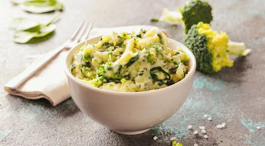 Пюре из брокколи и картофеля. Картофельно-шпинатное пюре. картофельное пюре с брокколи. брокколи с васаби. пюре из брокколи и шпината.