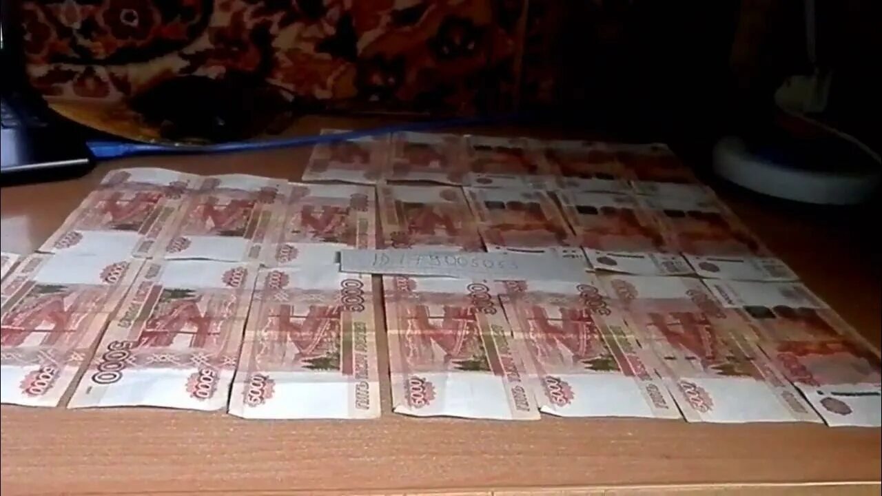 100 Рублей. Деньги 100 тысяч рублей. 50 Тысяч рублей на столе. Купюры по 100 000 рублей.