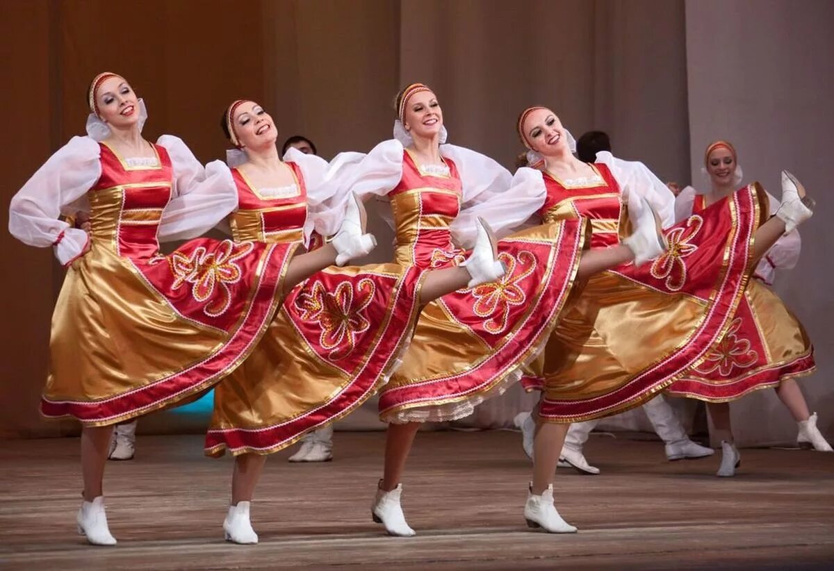Танцы народа видео. Народные танцы. Русский танец. Русские народные пляски. Русские народныетануы.