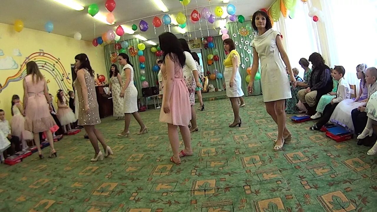 Родители на выпускном в детском саду ответное. Мамы на выпускном в детском саду. танец на выпускной в детском саду от родителей. танец на выпускной в сад родители. флэшмоб на выпускной в детском саду от детей.