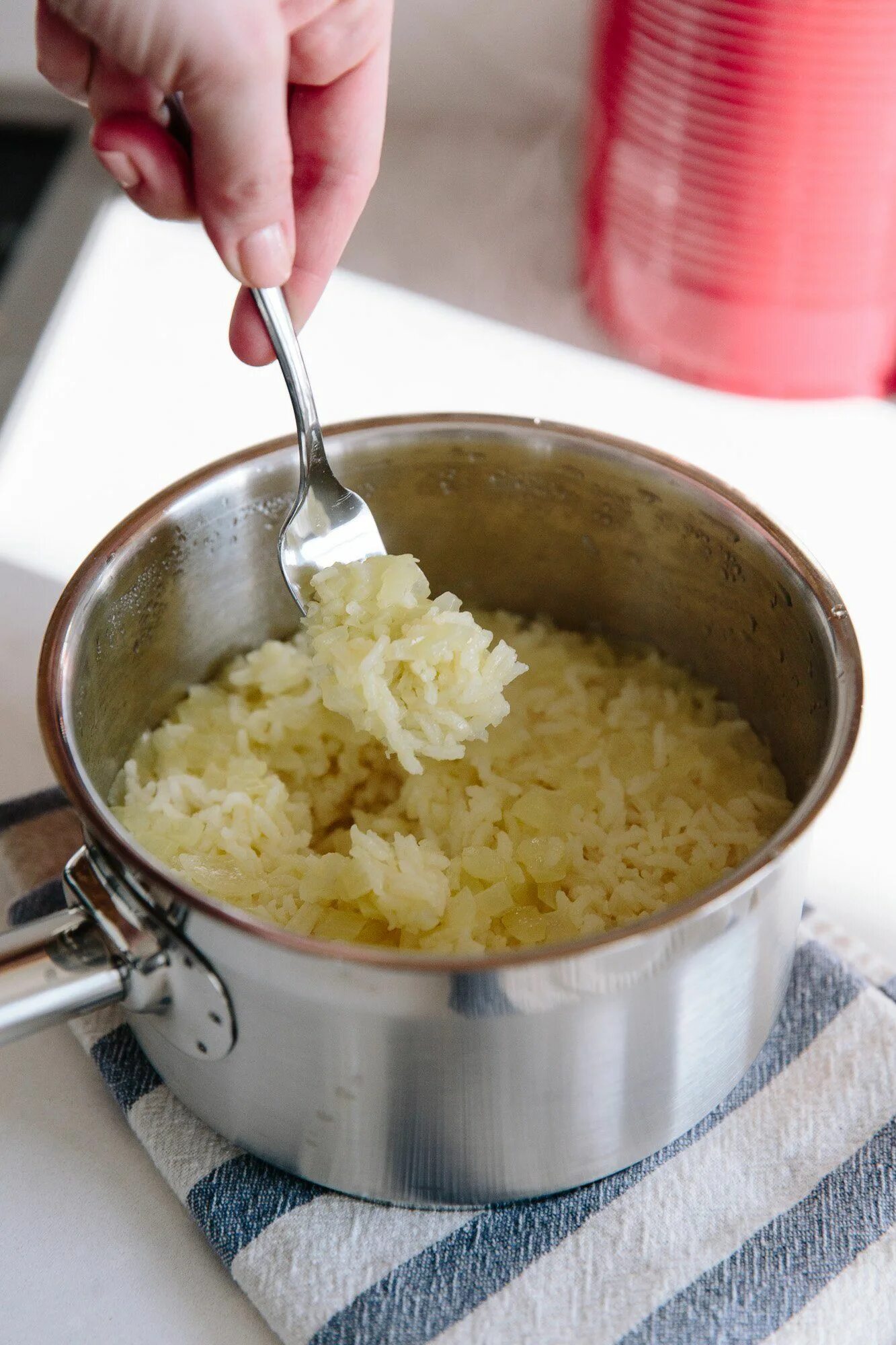 Сколько варится рис в кастрюле. Рис в кастрюле. Рассыпчатый рис в кастрюле. Отварить рис. Рис на гарнир рассыпчатый в кастрюле.