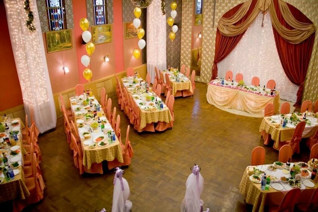 свадебная рассадка на столы. круглые столы на свадьбе. столы елочкой. столы елочкой. красивая сервировка новогоднего стола.