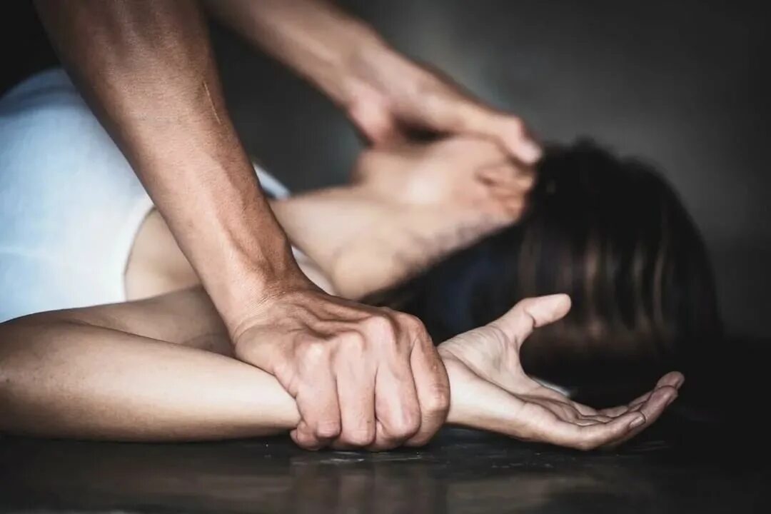 Насилие над несовершеннолетними. Развращение подростка. Домашнее насилие несовершеннолетних. Надругался над девочкой. Растлил несовершеннолетнюю.