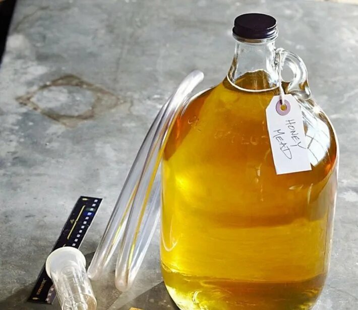 смягчение самогона. смягчение самогона медом. домашний самогон. дистиллят из меда. самогон из меда.