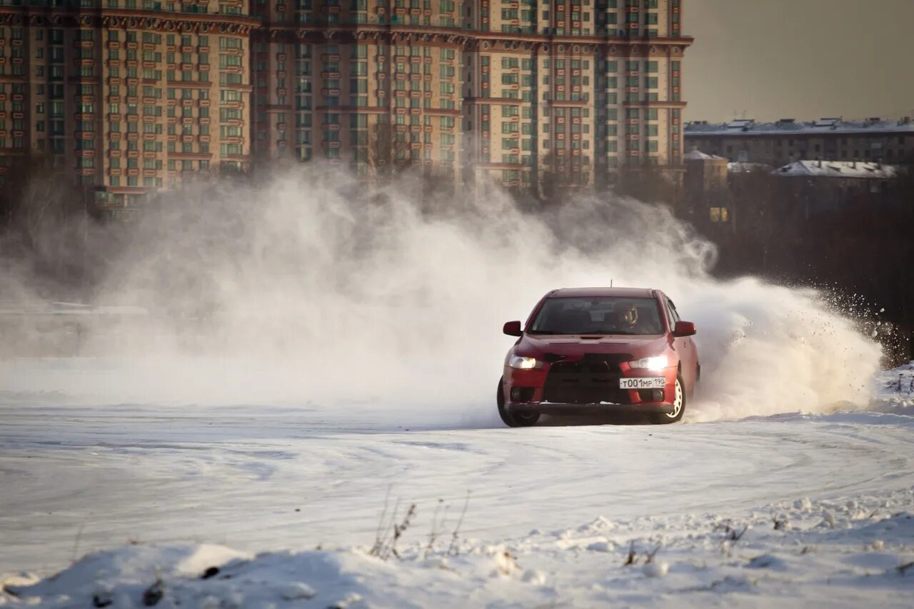 Drifting snow. Занос авто. Машина в заносе. Дрифты зимой. Машина зимой в городе.