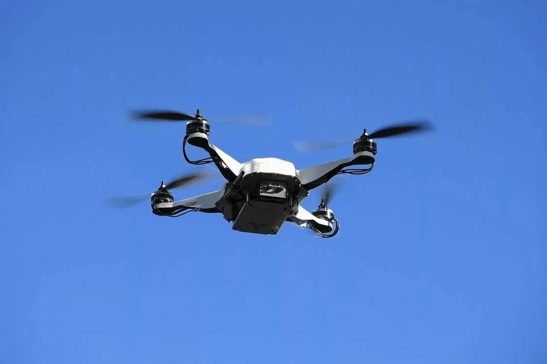 Полетели дроны. Летающий робот. Летающие роботы дроны. Квадрокоптер летает. Квадрокоптер в небе.