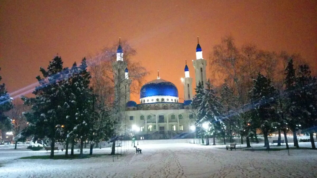 Ночной майкоп. Соборная мечеть Майкопа зимой. Мечеть ночной Майкоп. Мечеть Майкоп зимой. Мечеть Майкоп ночью.