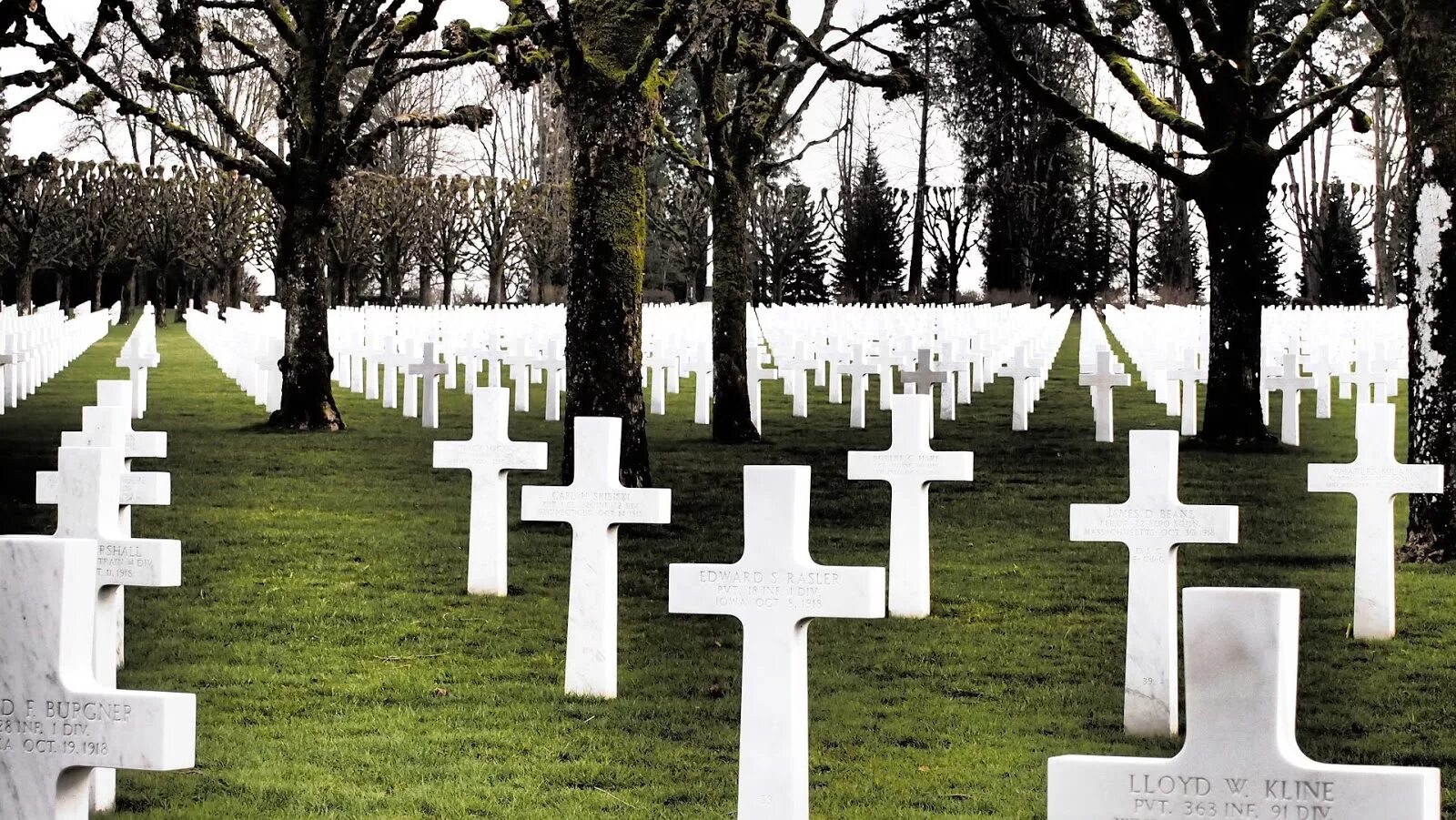 Похороненный крест. Военное кладбище Верден. Крест на кладбище. Могила на кладбище. Красивое кладбище.
