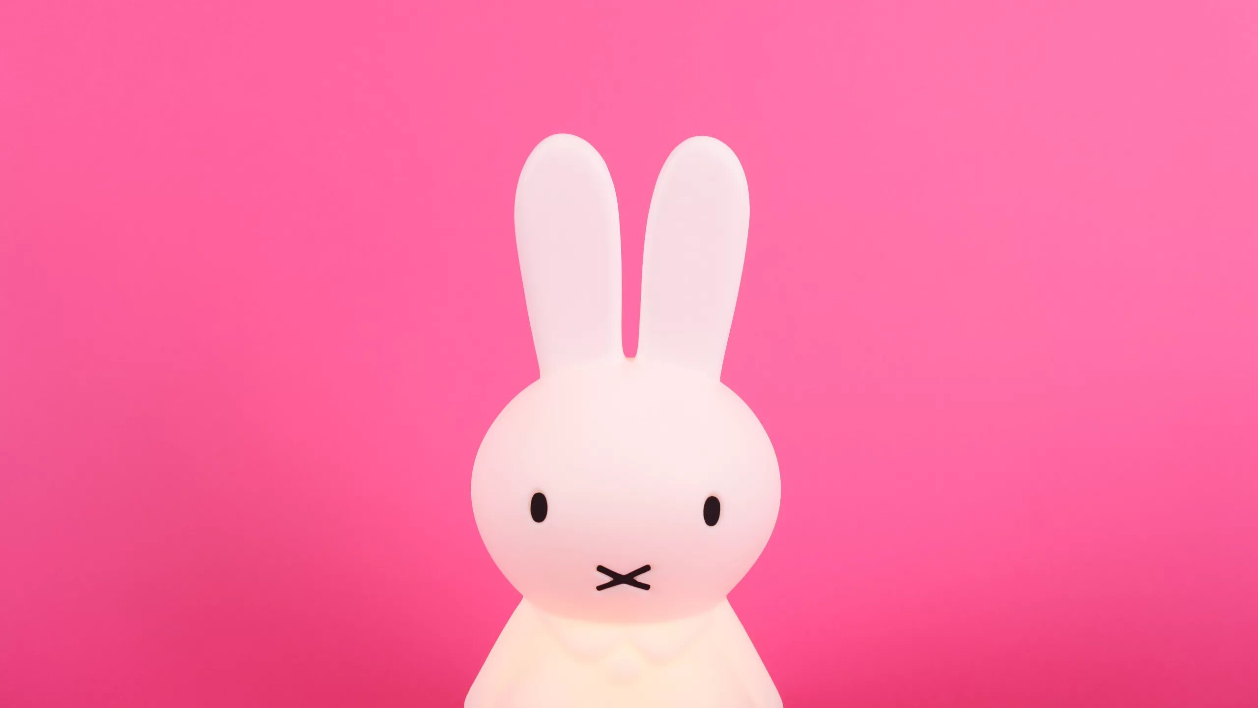 Желтые розовые зайцы игра. Заяц Miffy. Розовый кролик. Заяц на розовом фоне. Кролик на розовом фоне.