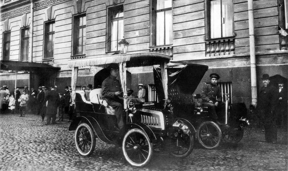 Первый автомобиль в москве. 14 Мая 1909 года образовано общество «Санкт-Петербургский таксомотор». Первый автомобиль в России 1896. Санкт-Петербургский таксомотор.