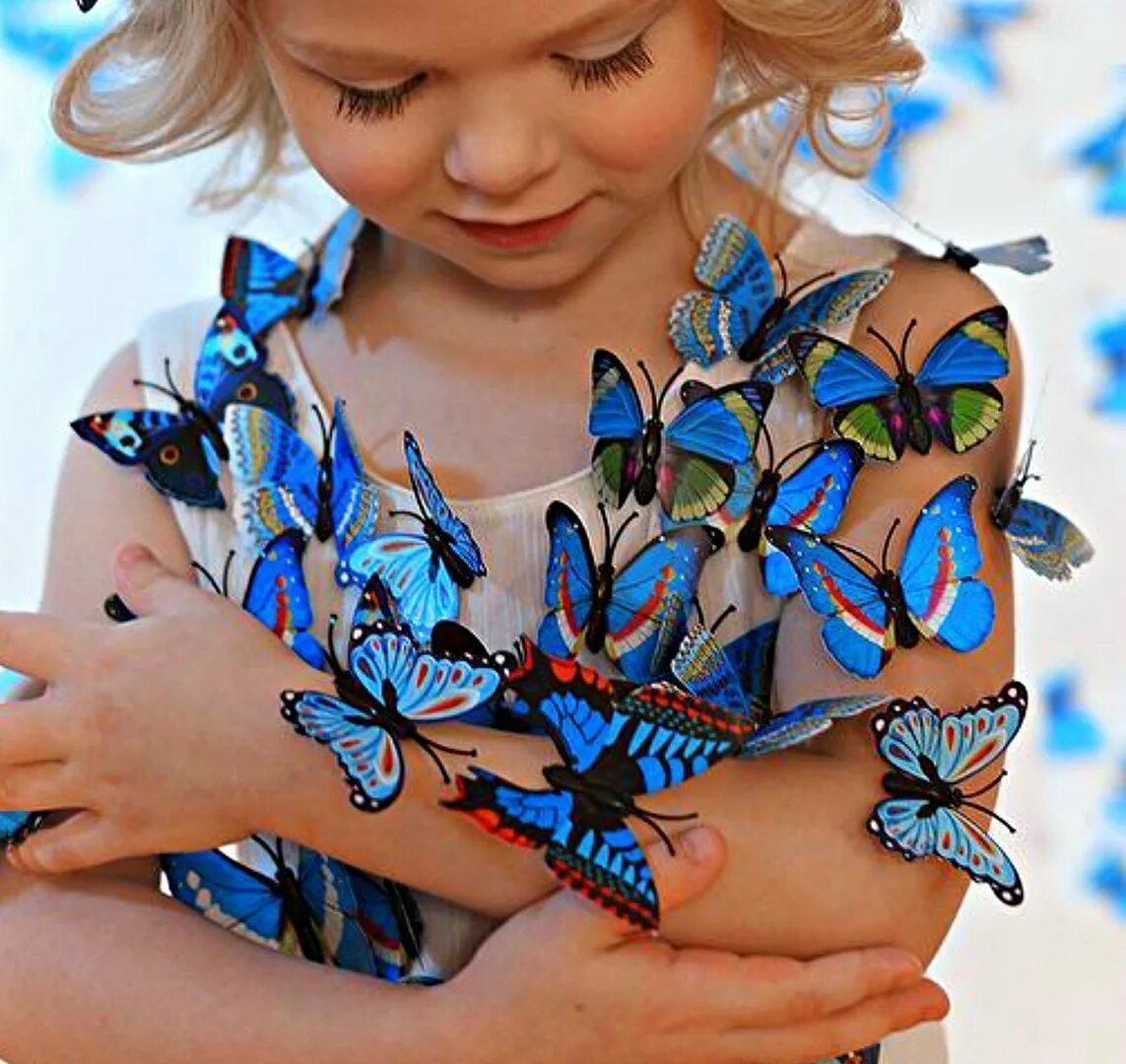 Бабочки в жизни людей. Девочка с бабочкой. Бабочка на ладони. На руку бабочка. Счастье бабочки.