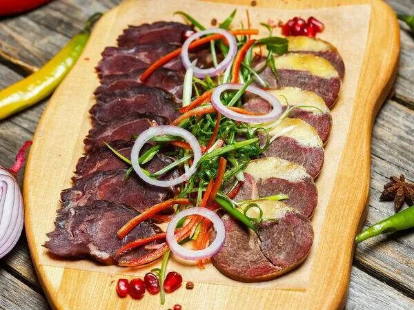 Узбекская колбаса казы. Казы оренбург. Казы оренбург. Колбаса конская сыровяленая казылык. Колбаса казылык из конины с/в.