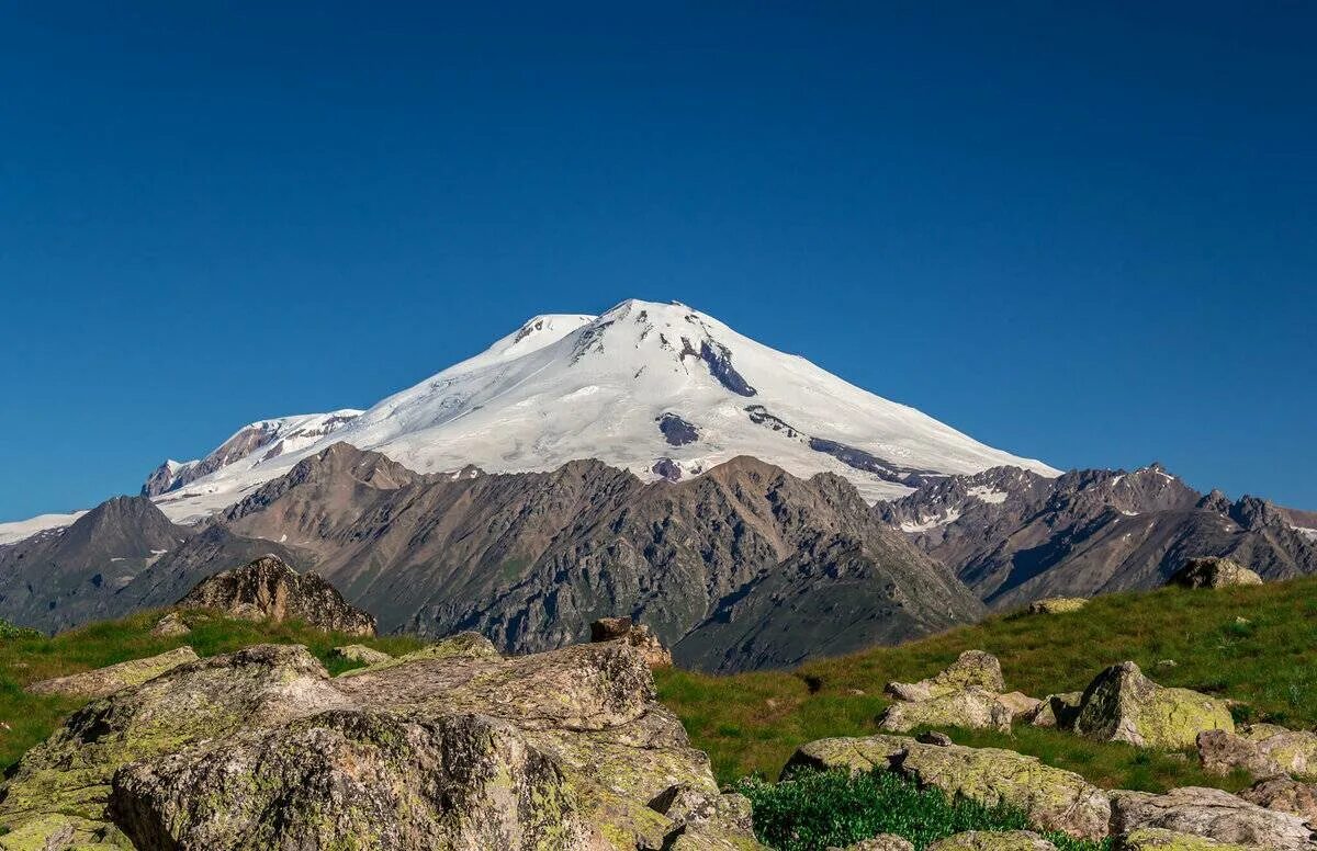 Какие есть горные. Гора Эльбрус. Горы России Эльбрус. Горы Кавказ гора Эльбрус. Эльбрус вершина Кавказа.